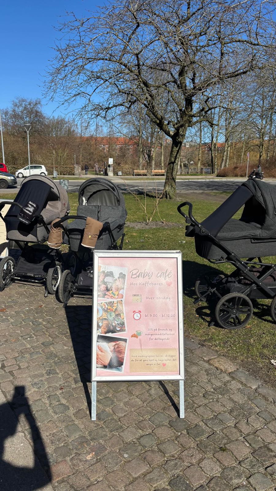 Barnevogne og Babycafé-skiltet foran Kaffebaren Øgaden